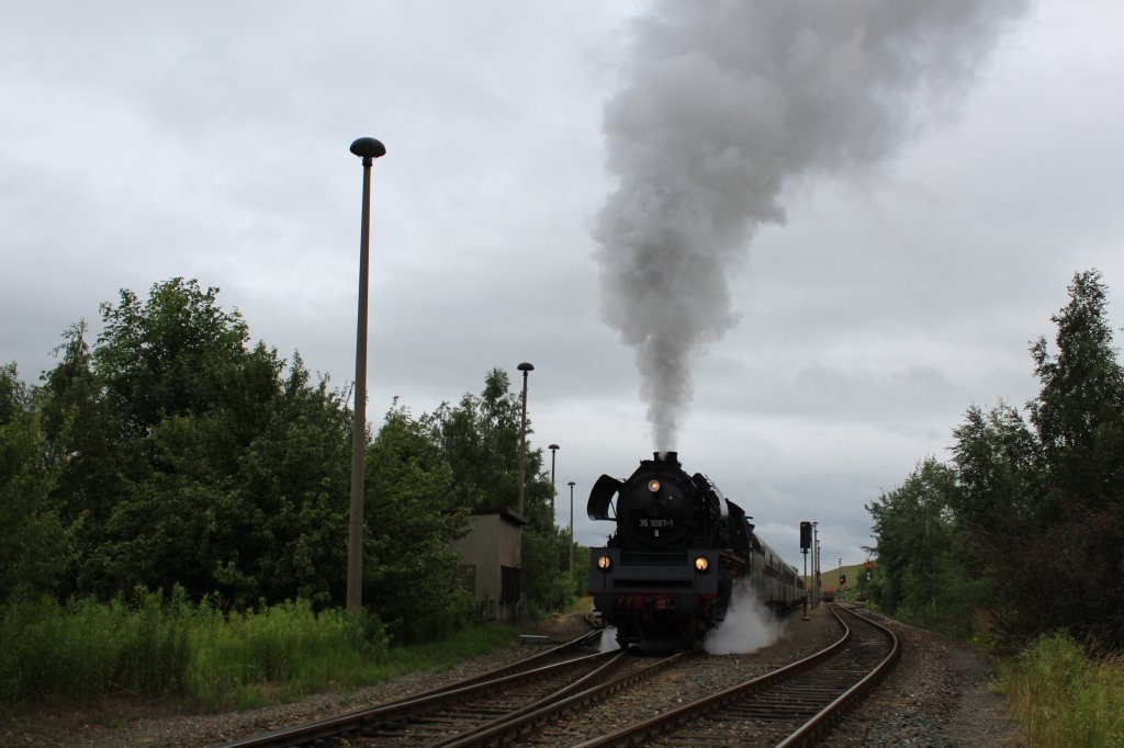 Am 29.06.13 war bei der Wismut Tag der offenen Tr. Hier die 35 1097 mit dem Sonderzug bei der Abreise in Schmierchau.