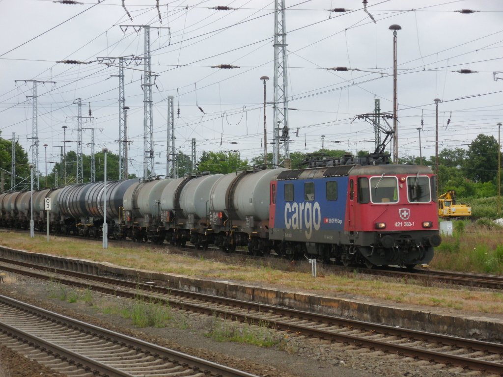 Am 29.06.2013 kam 421 383 mit einem Kesselzug durch Stendal.