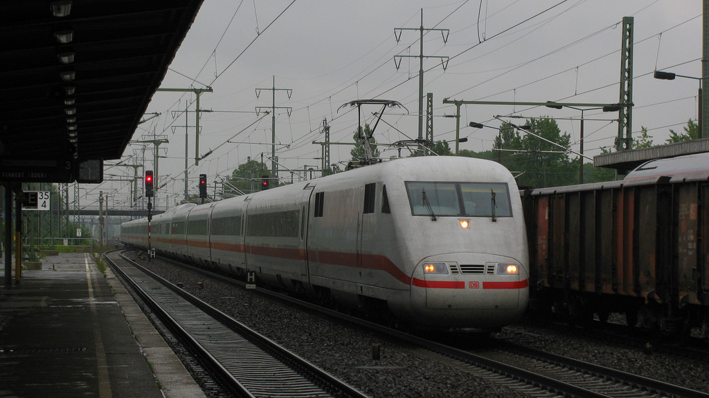 Am 29.07.2011 kam auch noch ein ICE 1 durch Sch�nefeld. Entweder er wurde gedreht oder leer von Berlin S�dkreuz nach Rummelsburg �berf�hrt.