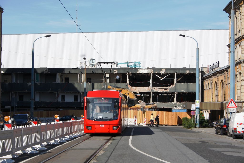 Am 29.09.2011 steht Variobahntriebwagen 411 der Citybahn Chemnitz vor der Baustelle des Durchbruches in den Chemnitzer Haupbahnhofes. Sieht irgendwie gespenstig aus durch die dunkle Fassade.Der Umbau ist der nchste Schritt zum Chemnitzer Modell.