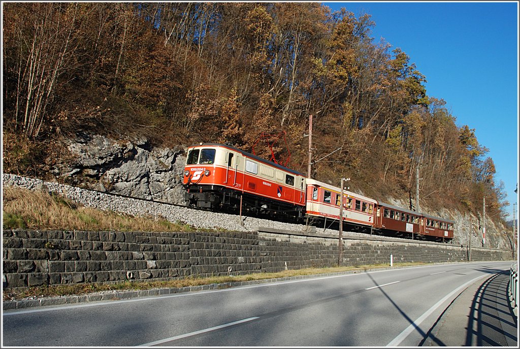 Am 29.10.2010 bespannte die 1099 004 den R 6835. Hier kurz nach Frankenfels.