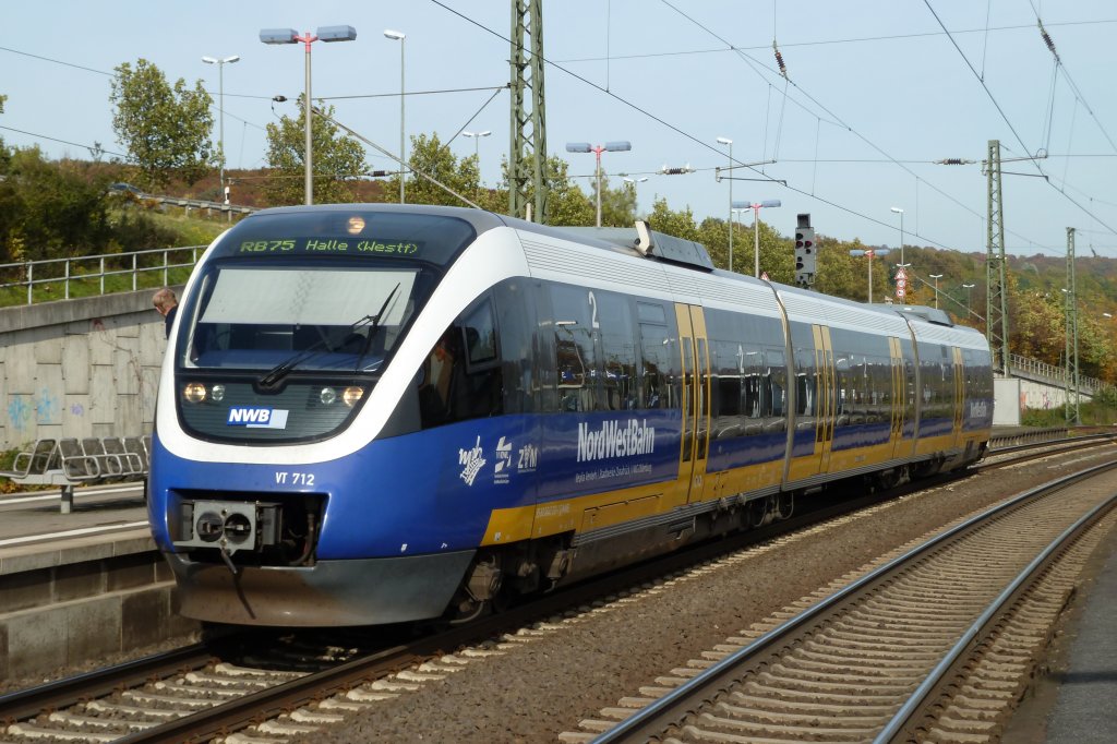Am 29.10.2010 rollt der VT 712 der NWB durch den Bahnhof Brackwede bei Bielefeld. Gebaut wurde der Triebwagen von Bombardier im Jahr 2003. Die Herstellernummern 192793/192794/192795.