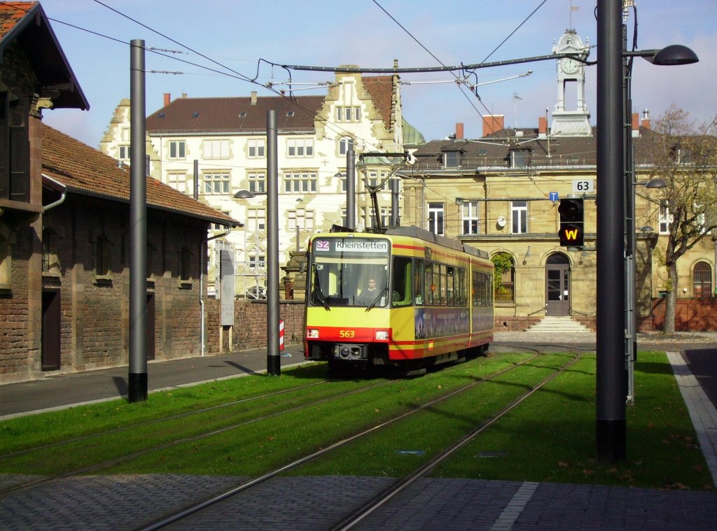 Am 29.10.2012 gab es zur Abwechslung einmal wieder eine Straenbahnumleitung in deutschlands baustellenreichster Stadt, Karlsruhe und so kam es zur Begegnung mit Tw 563 als S2 nach Rheinstetten beim alten Schlachthof. Diese Strecke wird sonst nur vom 6-er befahren.