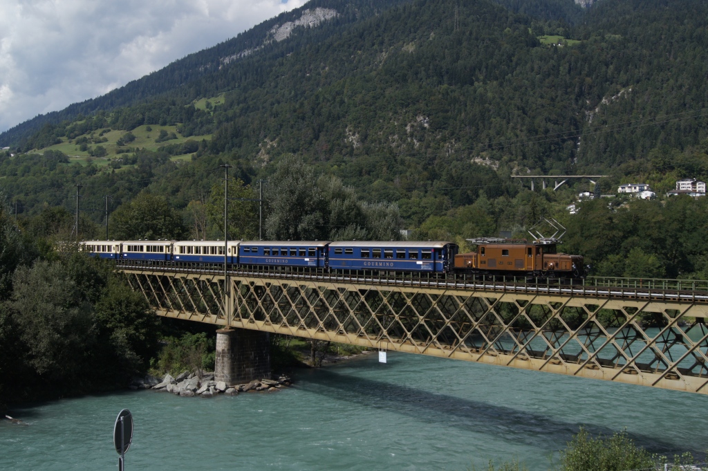Am 2.9.11 berquert die Ge 6/6 I 415 mit dem Classic Pullmann Express den Hinterrhein bei Reichenau-Tamins.