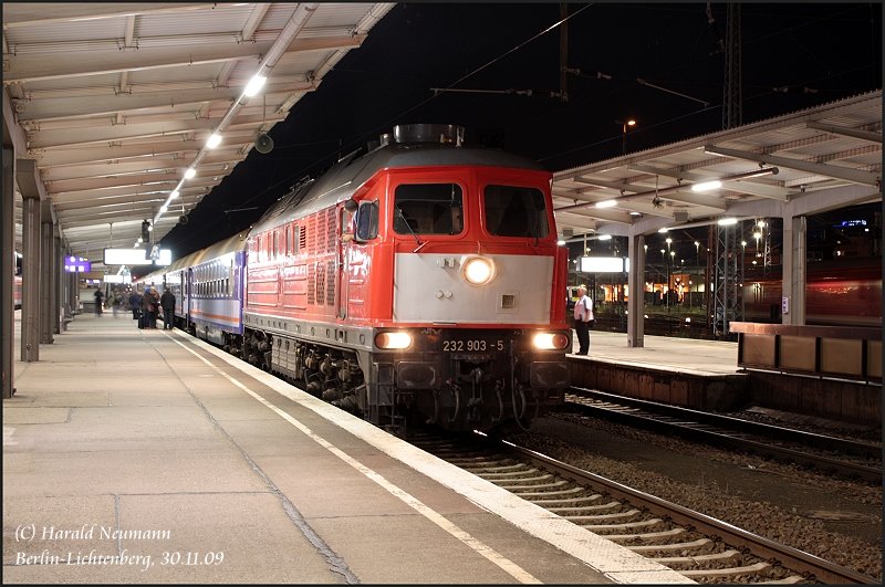 Am 29.11.09 fhrt 232 903 mit dem D449 Berlin Gesundbrunnen - Warschau aus Berlin-Lichtenberg aus.