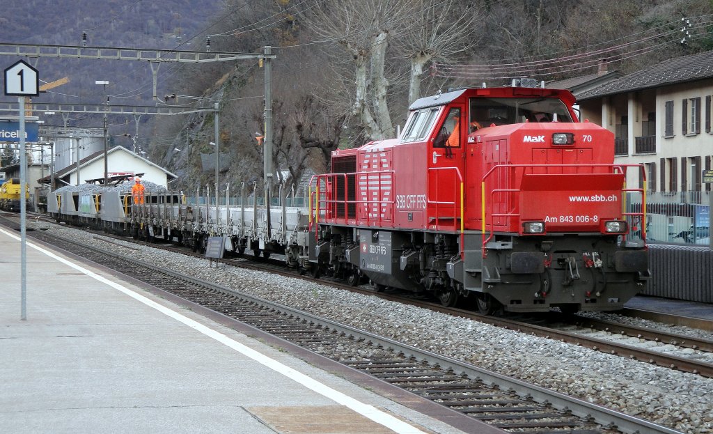Am 29.11.12 war die Am 843 006-8 der SBB Infra im Bahnhof Taverne-Torricella mit Rangierarbeiten beschftigt.