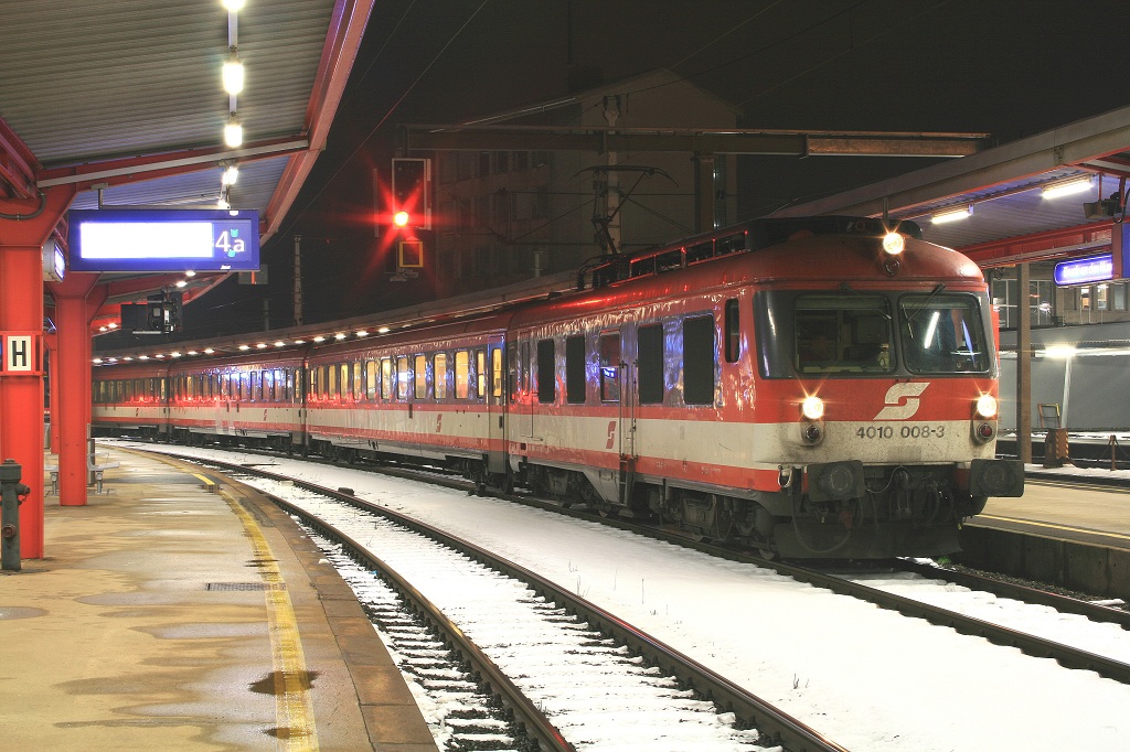 Am 29.11.2008 hlt 4010 008 als IC654 im Bahnhof Bruck/Mur. Das Jahr 2008 war das letzte Einsatzjahr dieser legenderen Triebwagenreihe der BB. Diese Einstze fanden im Bereich der Sdbahn(Wien Sd - Graz) statt. Die Reihe 4010 prgte fr mehr als vier Jahrzehnte den gehobenen Reisezugverkehr in sterreich.