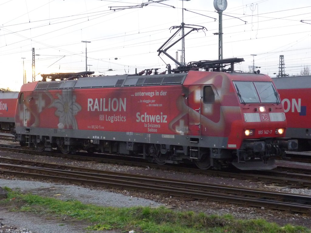 Am 29.11.2009 konnte ich in Stuttgart Kornwestheim die 185 142-7 Railion Schweiz auf die Speicherkarte bannen.