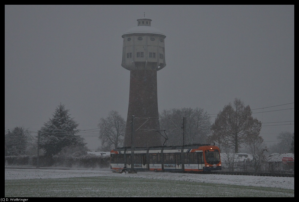 Am 29.11.2010 qult sich eine unbekannt gebliebene RNV6-Zr bei Edingen durch den Schnee in Richtung Heidelberg. Der  Wasserturm im Hintergrund ist brigens tatschlich schief.