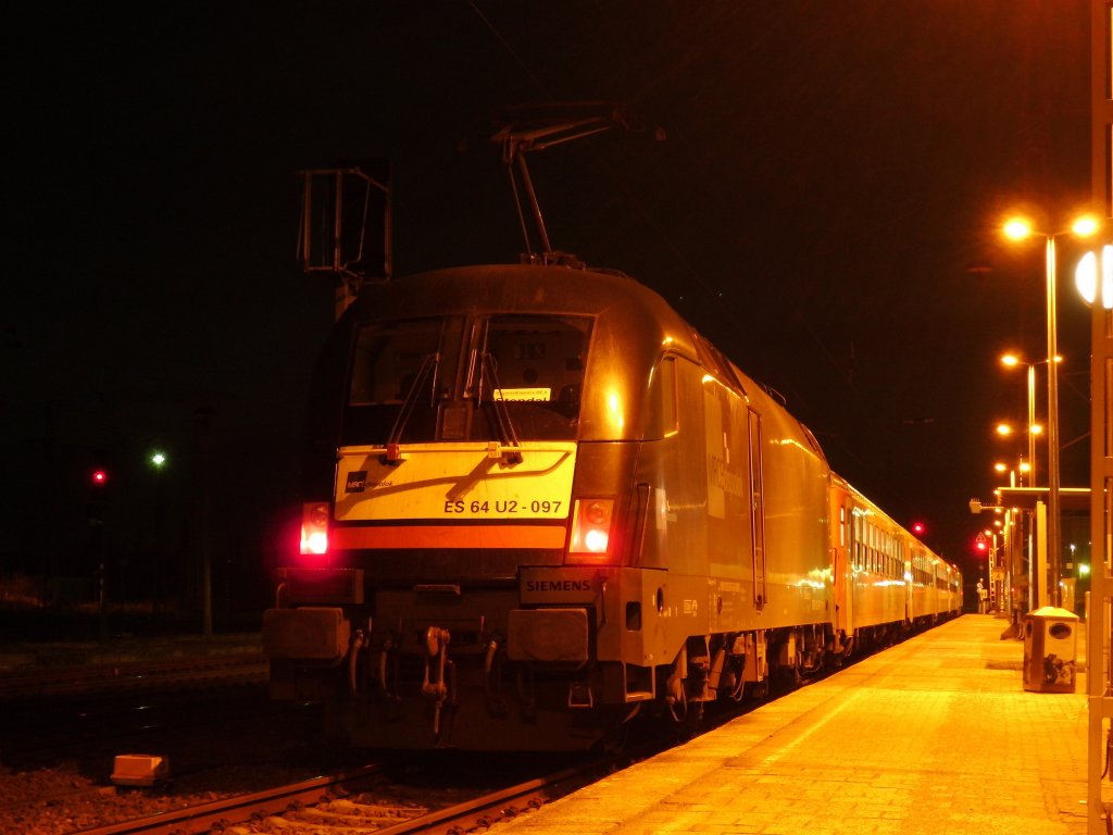 Am 29.12.2012 kam der neue RE 4 mit ES 64 U2 - 002 (182 502) und vier Wagen und Taurus ES 64 U2 - 097 (182 597)am Schluss des Zuges fr die ODEG in Stendal an.
