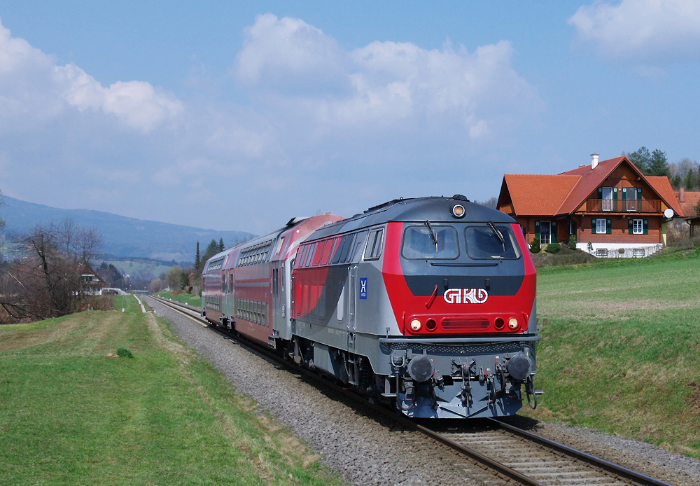 Am 29.3. 2011 bringt die von der GKB angemietete 218 256 den R 4369 von Graz über den neuen Teilabschnitt der Koralmbahn nach Wies-Eibiswald, aufgenommen in Kresbach.

Die Maschine wurde nach einer Flankenfahrt im vergangen Jahr  in Deutschland hauptuntersucht und ist seit dem 23.3.2011 wieder in Graz.