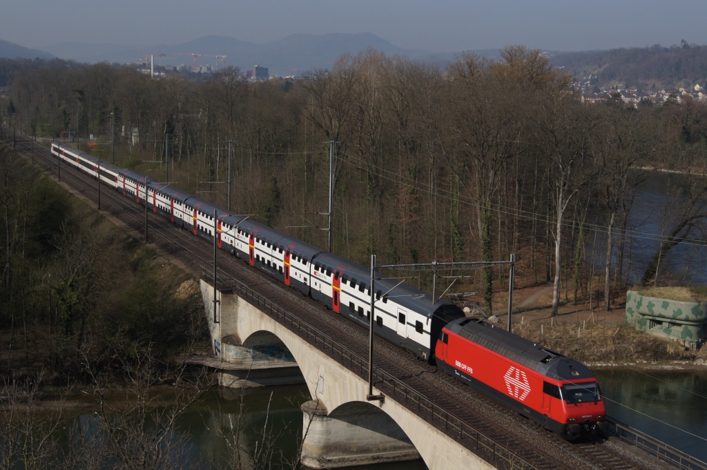 Am 29.3.12 zieht die Re 460 090-4 den IR 2069 von Brugg Richtung Turgi.