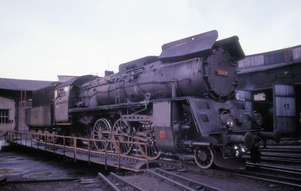 Am 29.4.1991 beheimatete das Bahnbetriebswerk Jarocin in Polen noch Dampf-
lokomotiven. Die Reihe OL 49 war seinerzeit noch im Personenzugdienst rund
um Jarocin eingesetzt. Hier wird gerade OL 49-26 auf der Scheibe fr den
nchsten Einsatz gedreht.