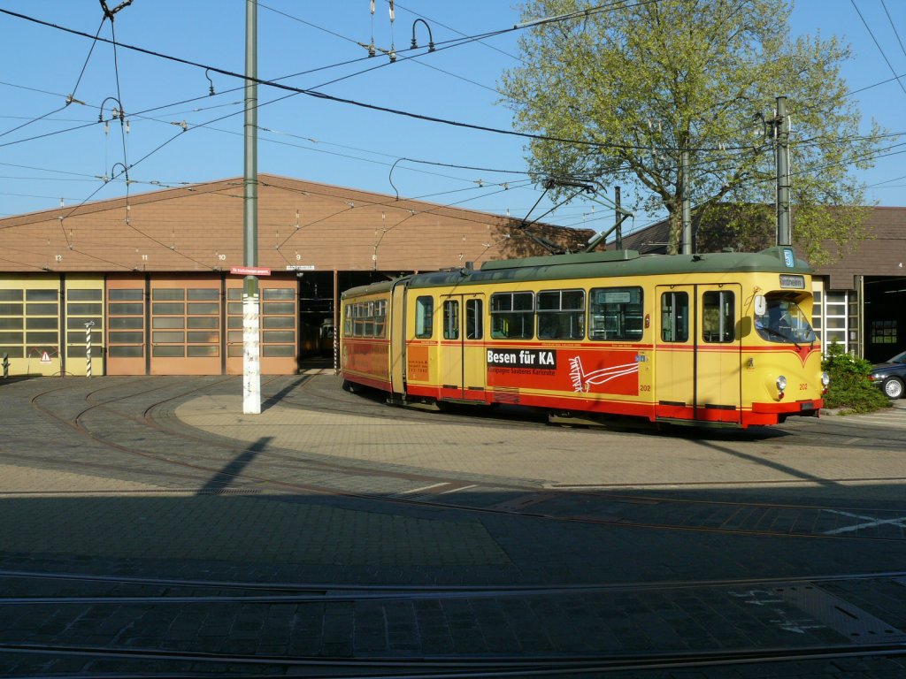 Am 29.4.2011 rckt VBK Wagen 202(Direktgesteuerter DWM Wagen) aus dem Btf. Tullastrae aus.