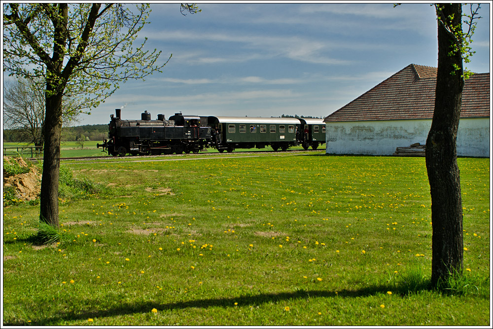 Am 29.4.2012 wurde die heurige  Reblaus Express  Saison mit einem Dampfsonderzug, gefhrt von der 93.1420 des Vereines  Neue Landesbahn  erffnet. Hier sehen wir den Zug auf der Fahrt nach Drosendorf in Hessendorf.
