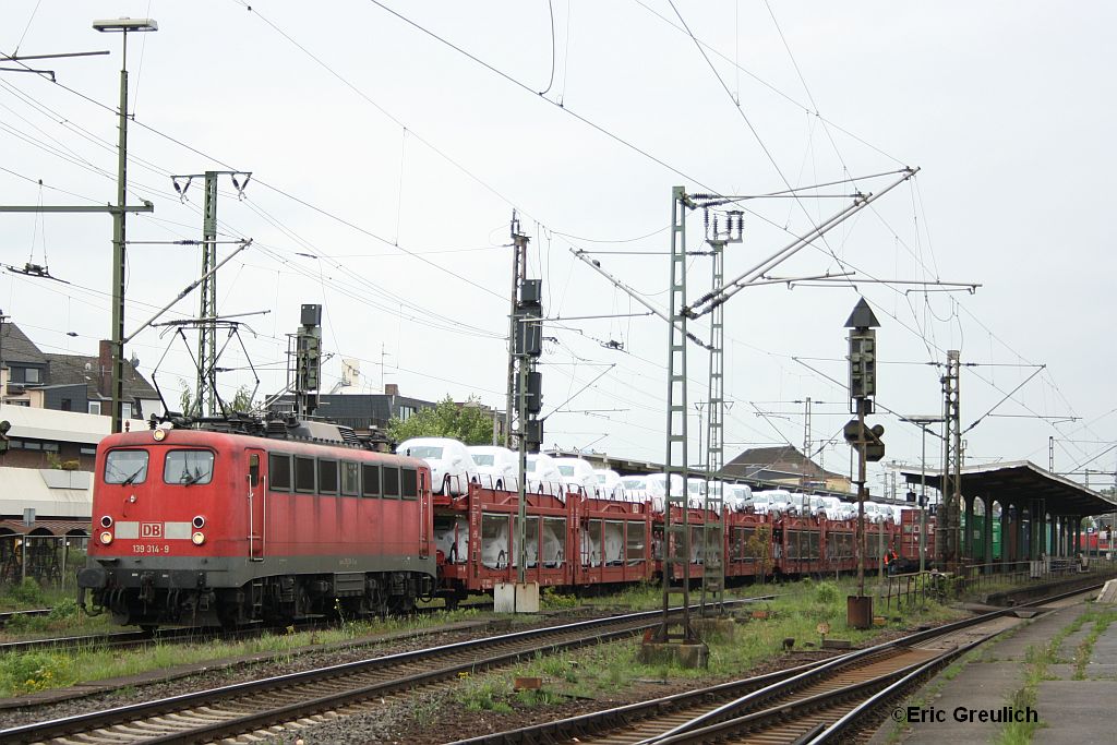Am 29.5.10 durchfhrt 139 314 mit einem VW-Zug den Lehrter Bahnhof gen Seelze.