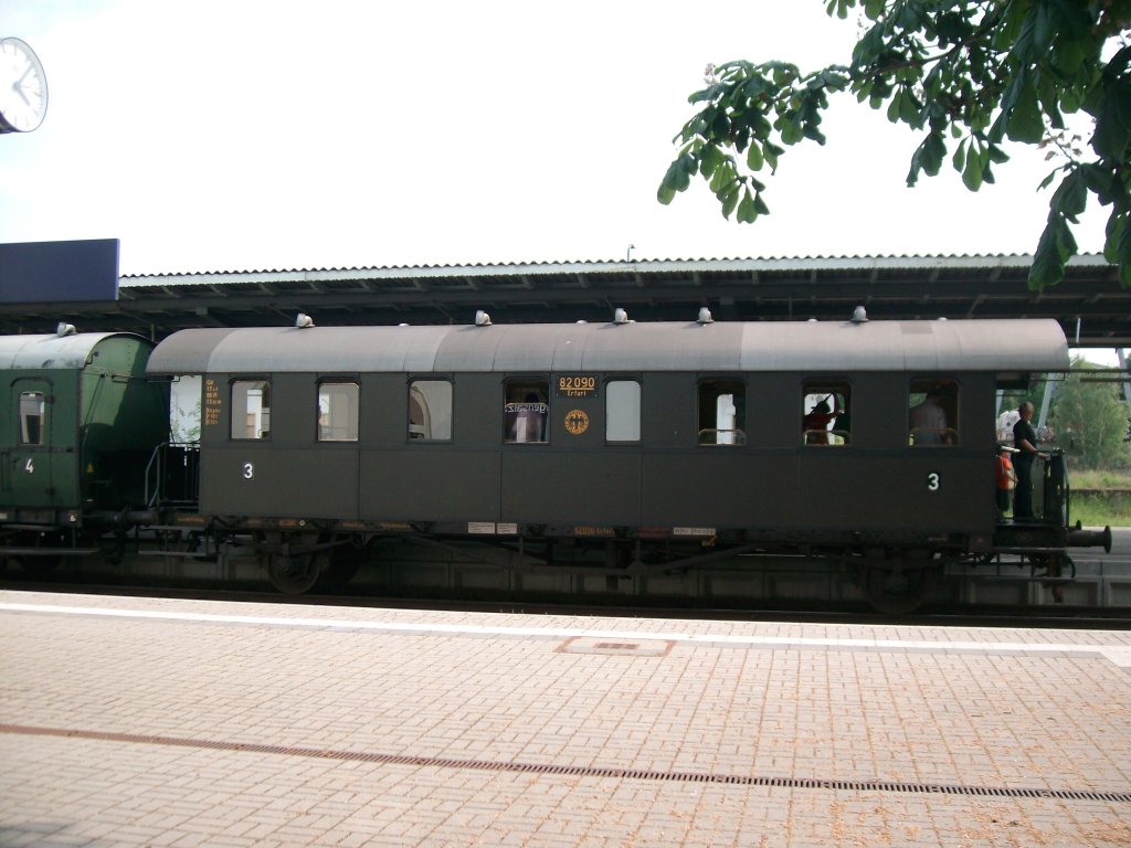 Am 29.5.2010 stand dieser 3 Klasse Reisezugwagen , am Zugschlu des Regenbogenexpresses in Bad Langensalza.
