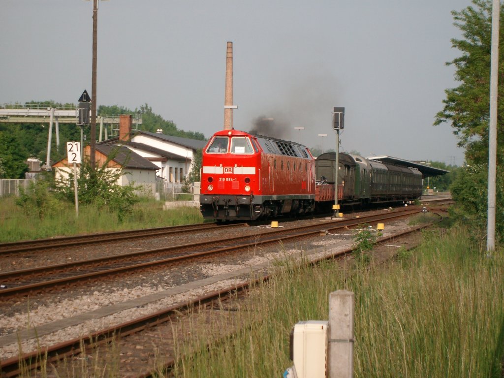 am 29.5.2010 um 8.22 verlies die BR 219 084-1 der DB Regio mit den Zubringerzug,Bad Langensalza.Er fuhr ber Dllstdt nach Erfurt Hbf.