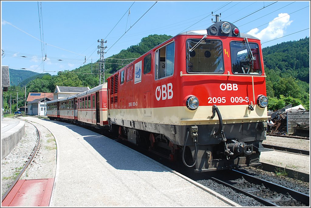 Am 29.6.2010 wurde der R 6833/36 von der 2095 009 bespannt. Dieses Bild zeigt den Zug im Bahnhof Kirchberg/Pielach beim Warten auf den Gegenzug, den R 6804 aus Mariazell.