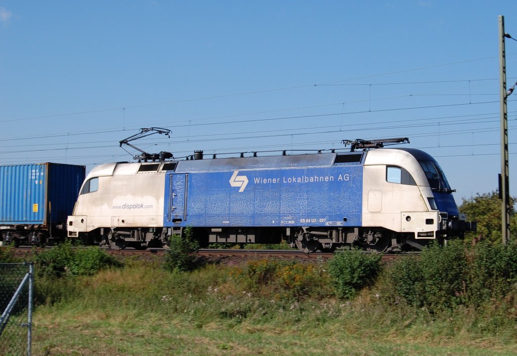 Am 29.8.2012 zieht die ES 64 U2 027 der Wiener Lokalbahnen AG einen Containerzug von Gttingen aus Richtung Norden.