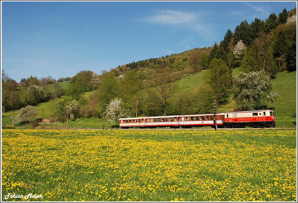 Am 29.April 2010 bespannte die 1099.14  Nostalgie  den R 6837 von St.Plten nach Laubenbachmhle. Dabei konnte ich den Zug zwischen Steinklamm und Tradigist ablichten.