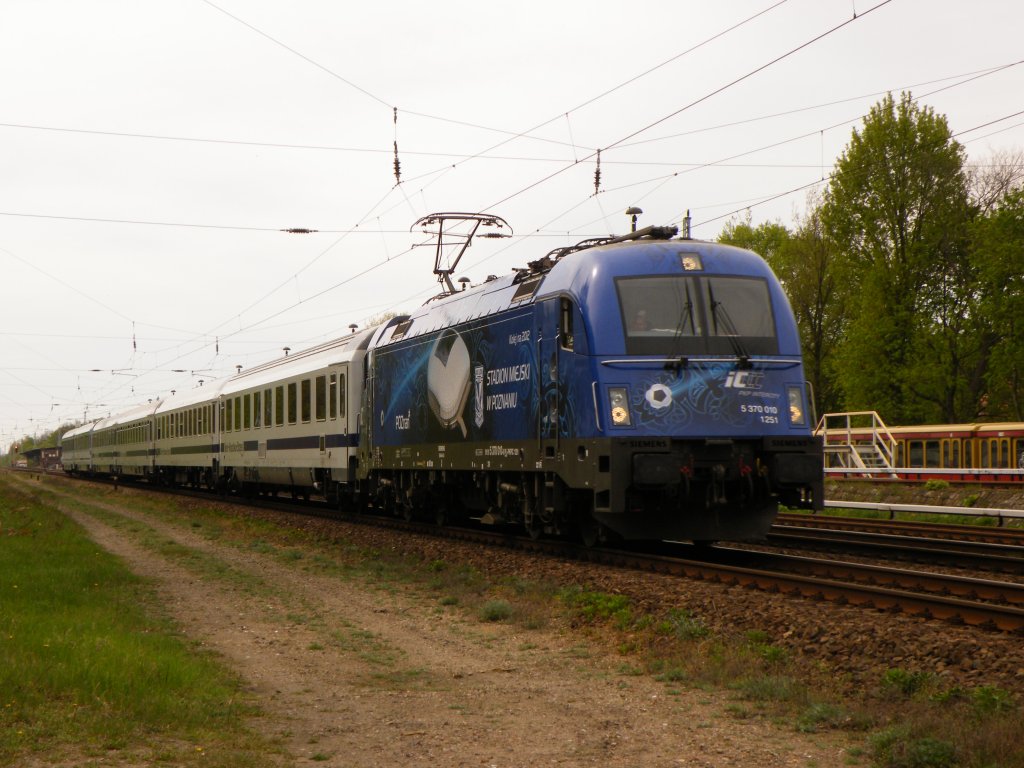 Am 29.April 2012 fuhr 370-010 mit dem EC45 durch Berlin-Friedrichshagen Richtung Warschau.