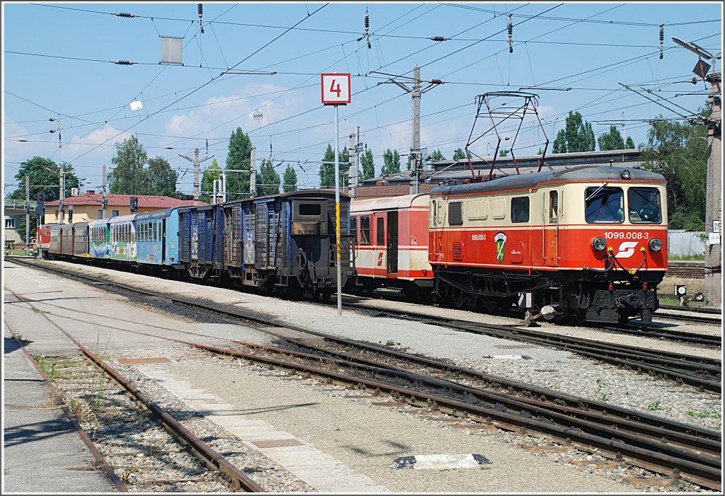 Am 29.Juni 2010 wurde der R 6837 mit der 1099 008  Loich  gefhrt. Dieses Bild zeigt den Zug bei der Bereitstellung auf der  Alm .