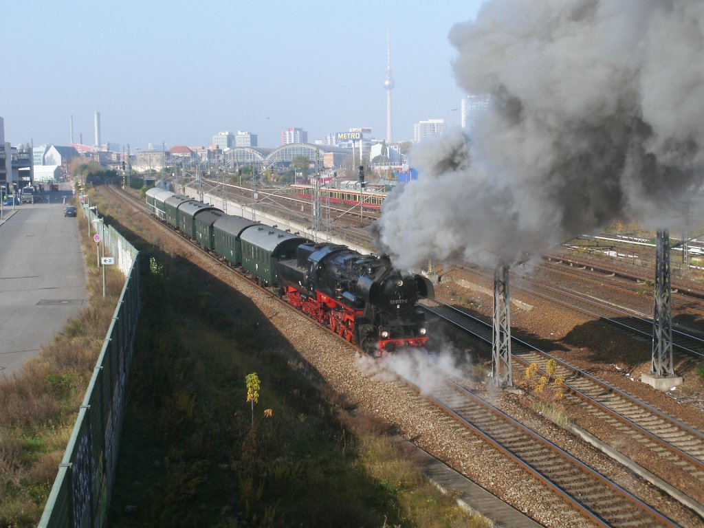 Am 29.und 30.Oktober 2011 war die Brcke an der Warschauer Strae in Berlin wieder ein beliebter Foto-und Filmstandort wenn 52 8177 vorbei fuhr.Ich war am 29.Oktober dort als die Dampflok den Sonderzug zum Ostbahnhof schob (!).Die Lok fuhr an beiden Tagen durch den Berliner Osten.  