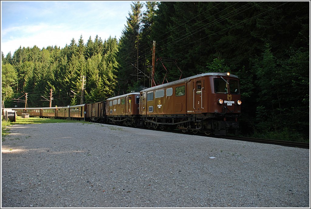 Am 2.August wurde der REX 6807/10 berraschenderweise in Doppeltraktion gefhrt. Die 1099 010 und 013 brachten den mit 2 Wagen verstrkten Zug nach Mariazell. Das Foto entstand in Unter Buchberg.