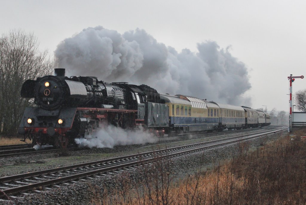 Am 2.Februar 2013 durchfuhr 03 1010 mit DPE 349 Hamburg/Verden->Wernigerode den Bahnhof Baddeckenstedt in Richtung Harz.
