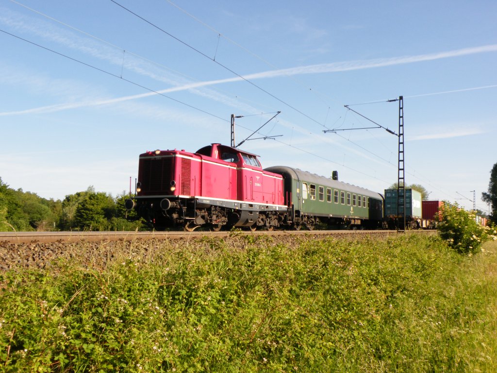 Am 2.Juni 2011 befuhr die 211-019 mit einem Sonderzug die KBS 350 in Richtung Gttingen, hier kurz hinter Elze (Han).