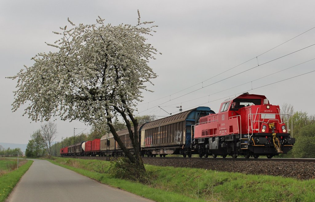 Am 2.Mai 2013 war 261 075 sdlich von Elze(Han) mit EK 53798 auf dem Weg von Alfeld(Leine) nach Hannover-Linden Gbf.