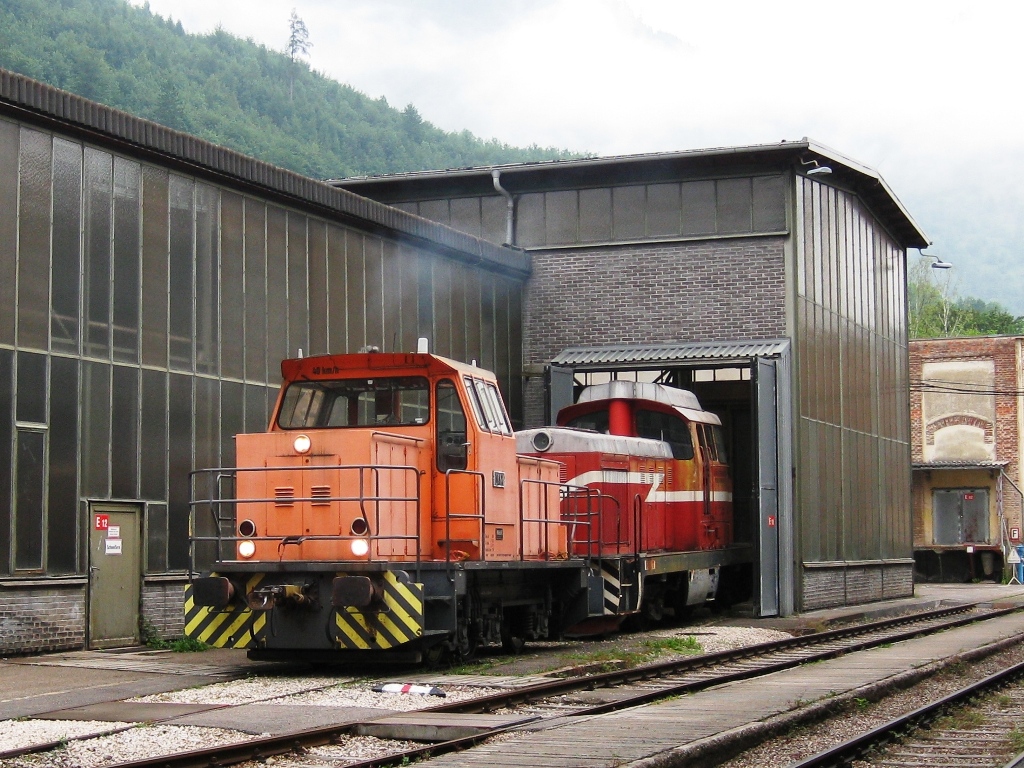 Am 3. Juni des Vorjahres wird Solvay Lok 3 – FAUR  LDH 70, 23 August Werke Bucharest-No.22696 1975 Made in Rumanien, ca. 650 PS, V.max 60 km/Ora – nach dem Ablassen der Betriebsmittel in der betriebseigenen Werksttte, mit MaK - G 763 C „MAX“ auf das „SD-Gleis“ berfhrt - 2011-06-03 Solvay Ebensee, mit Genehmigung der Firmenleitung.