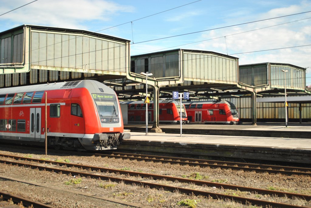 Am 3. Oktober 2010 standen diese drei Doppelstock-Steuerwagen mit Ihren Regionalzgen in Duisburg Hbf. In der Reihenfolge von links nach rechts handelt es sich um den RE2 nach Mnster (Westf.) Hbf, den RE6 nach Minden (Westf.) und den RE5 nach Emmerich.