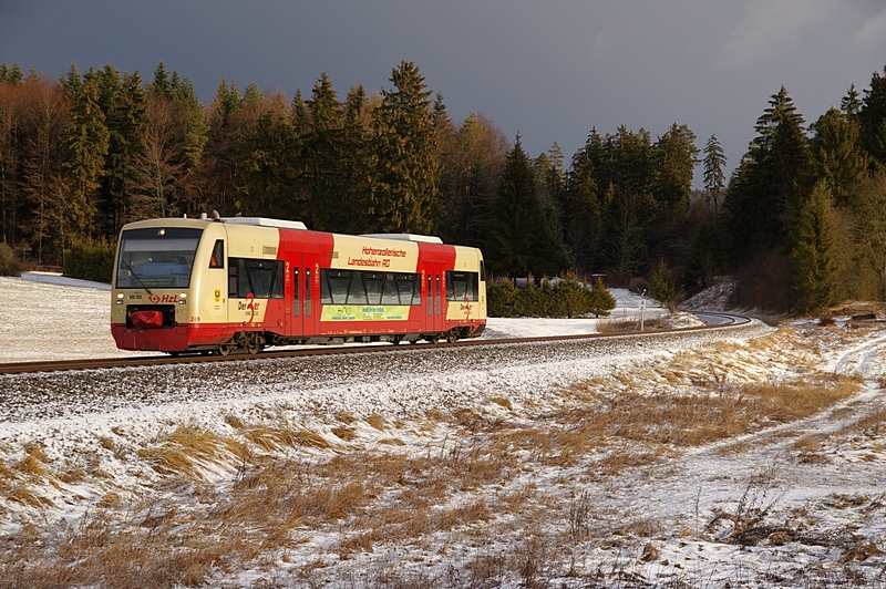 Am 30. Dezember 2011 war eigentlich relativ schlechtes Wetter. Hier hat sich bei Lauffen (Deißlingen) an der Alemannenbahn (KBS 742) der Himmel aber mal kurz aufgetan, um VT 249 vom Ringzug zu beleuchten.