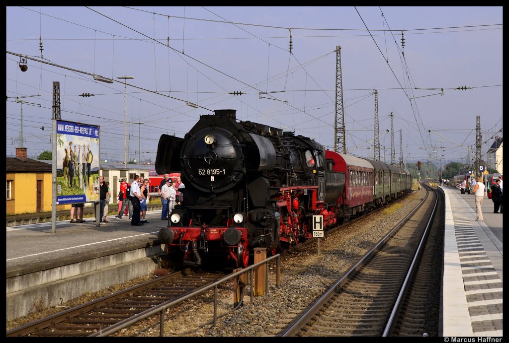 Am 30. Juni 2012 ging es für mich mit dem Dampfzug vom mittelfränkischen Roth nach Lindau an den Bodensee. Als erster Zugteil startete 52 8195-1 der FME von Fürth Hbf über Nürnberg Hbf und Roth nach Donauwörth. In Donauwörth verließ und dann die 52 8195-1 und die S 3/6 3673 (18 478) vom Bayrischen Eisenbahn-Museum hängte sich mit ihren Sonderzug davor. Auf dem Bild zu sehn ist die grade angekommene 52 8195-1. in Donauwörth. 