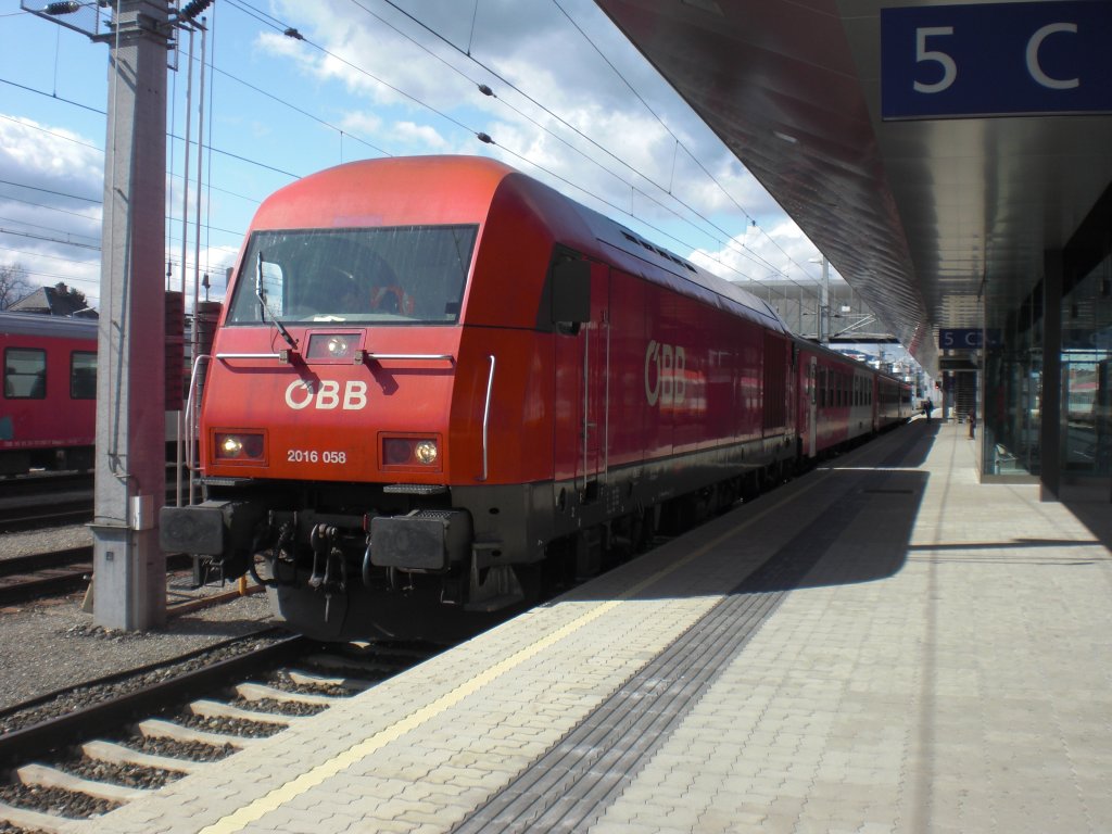 Am 30. M�rz 2010 steht 2016 058 mit einem Regionalzug in Klagenfurt Hbf bereit zur Abfahrt.