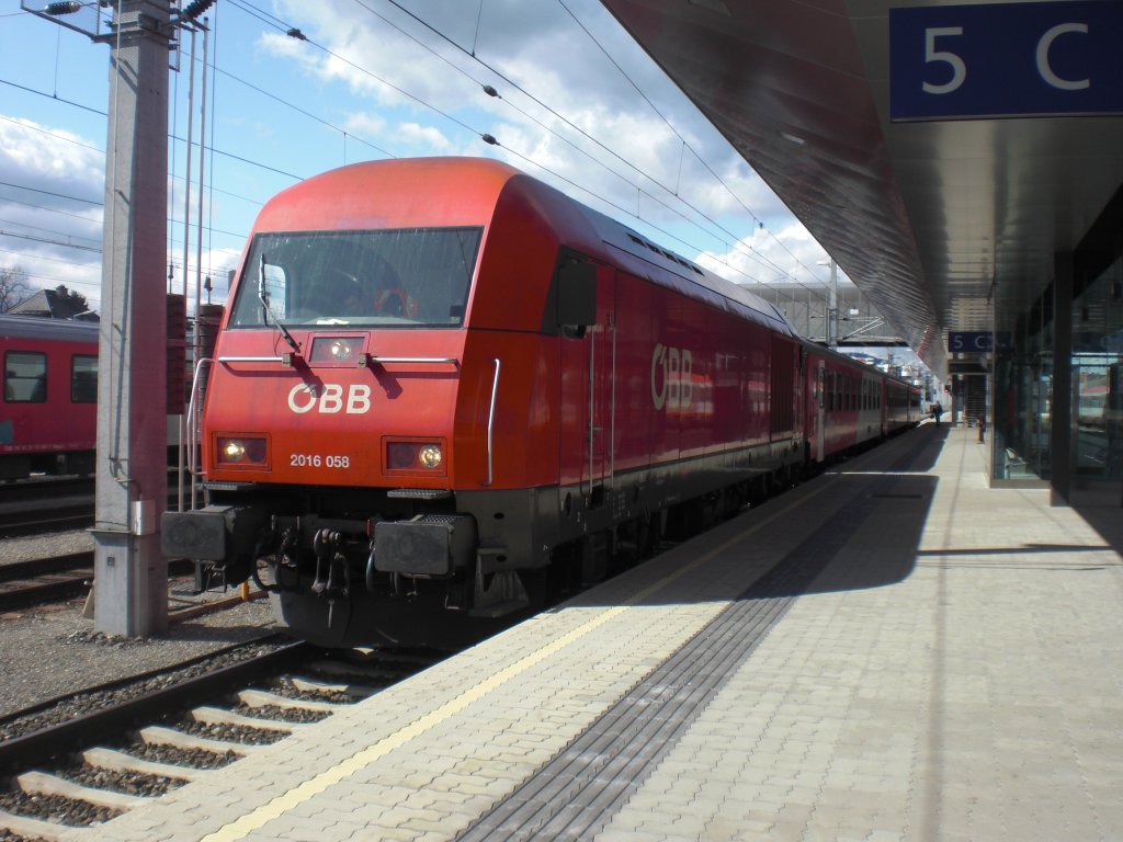 Am 30. Mrz 2010 steht 2016 058 mit einem Regionalzug in Klagenfurt Hbf bereit zur Abfahrt.