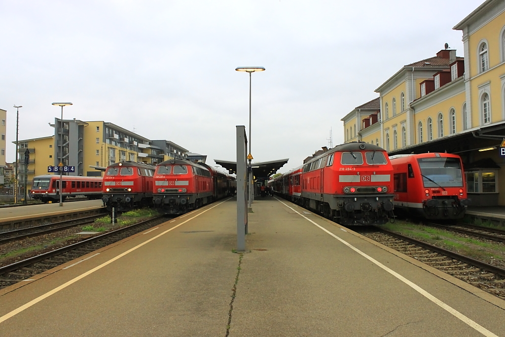 Am 30 September ergab sich in Friedrichshafen folgendes Bild, auf Gleis eins (rechts) stand eine RB zum Hafenbahnhof, Gleis zwei wurde vom Radexpress belegt, Gleis 3 u. 4 von den IRE von/nach Stuttgart und auf dem Rangiergleis stand eine 628, besonders sind hier vorallem die 3 218er nebeneinander, leider war es an diesem Tag ziemlich neblig, trbes Wetter...