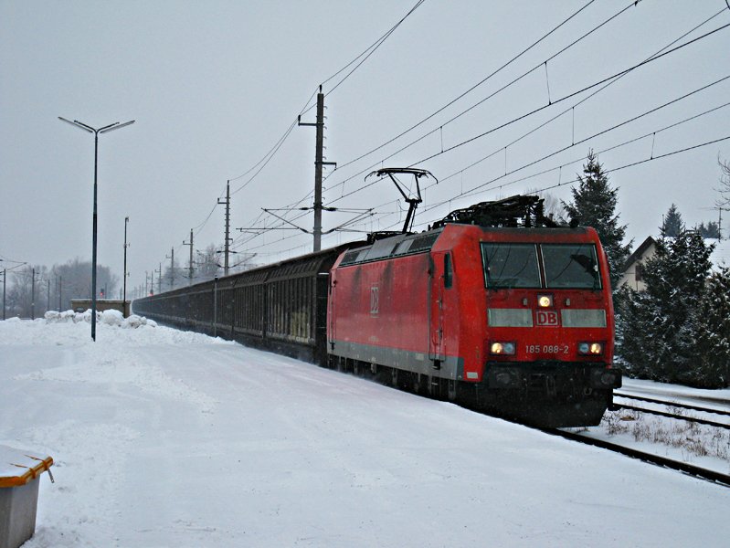 Am 30.01.10 war die 185 088 am 49156 von Wolfurt nach Bremerhaven-Kaiserhafen. Durchfahrt in Lustenau erfolgte um 15 Uhr.

Lg
