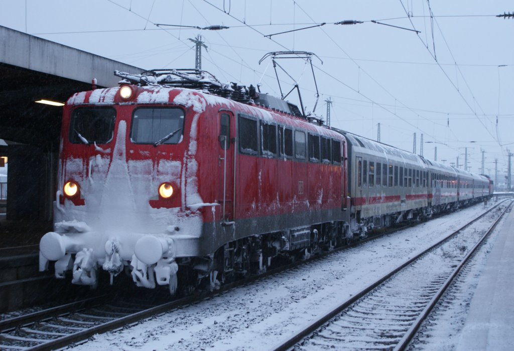 Am 30.01.2010 traf ich zuf�llig diese v�llig verschneite 110er !
Zusammen fuhr 110 210 mit 115 346 den ICE-Ersatzzug nach K�ln.Hier bei der Bereitstellung in Hamm (Westf)