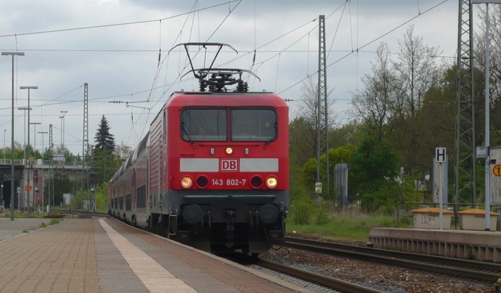 Am 30.04.09 hatte die 143 802-7 mit ihren RE Einfahrt in den Reutlinger Hbf. Hinten befand sich eine weitere 43er als Schublok.