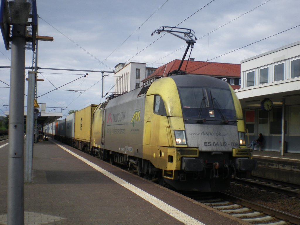 Am 30.04.2010 kommt ES 64 U2-006 von TXLogistic mit einem langen Containerzug durch Butzbach.