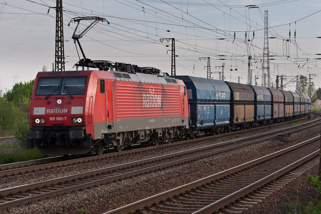 Am 30.04.2012 zieht 189 060-7 einen Ganzzug Schttgutwagen aus Grokorbetha in Richtung Weienfels.