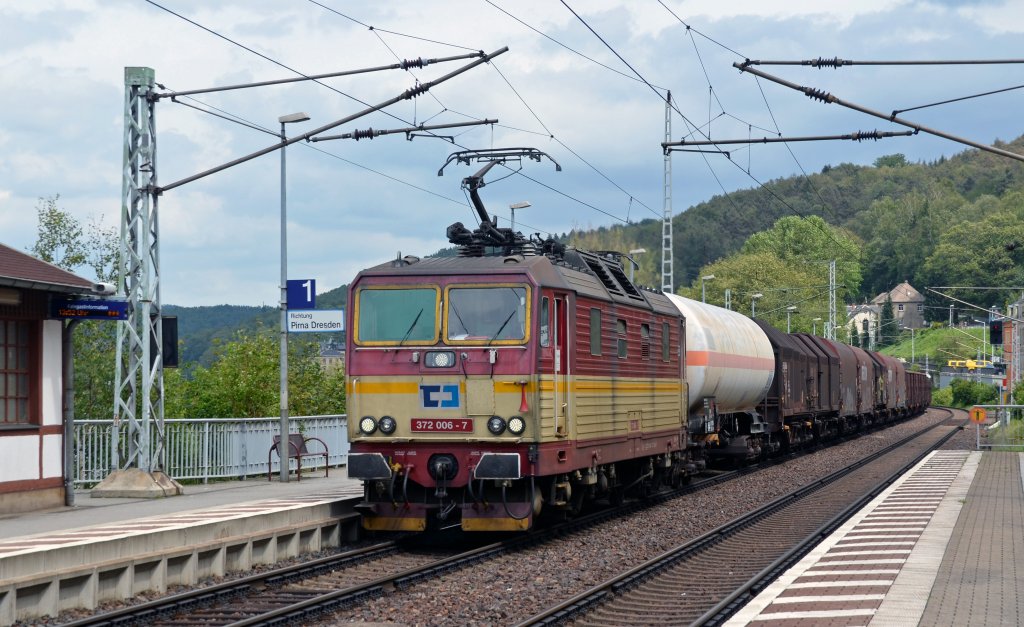 Am 30.06.13 rollte 372 006 mit einem gemischten Gterzug durch Knigstein Richtung Dresden.