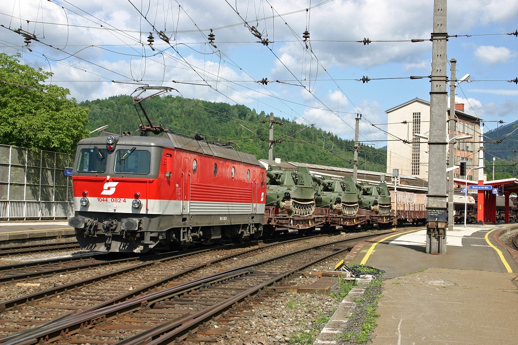 Am 30.06.2005 zog die 1044 082 einen Gterzug durch Bruck/Mur. Die ersten drei Waggons sind mit Panzerhaubitzen M109 des sterreichischen Bunderheers beladen.