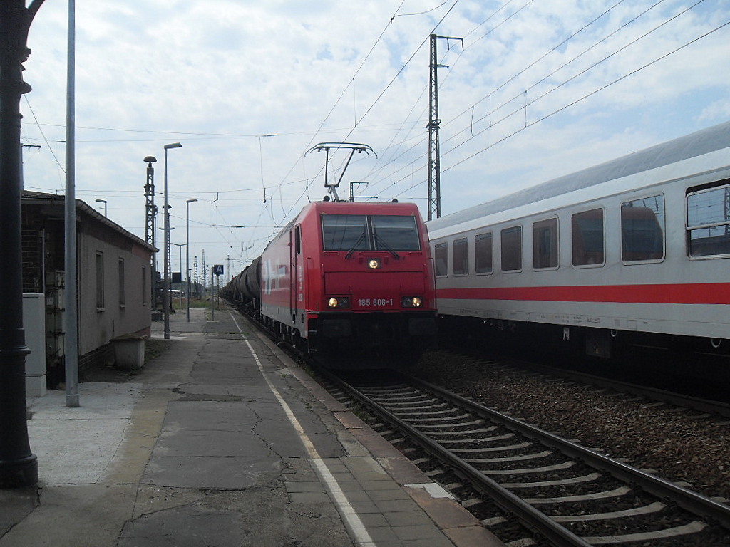 Am 30.06.2012 fuhr 185 606 mit einem Kesselzug durch den Bahnhof Stendal.