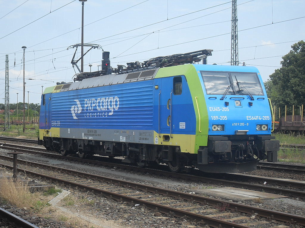 Am 30.06.2012 rangierte 189 205 in Stendal um ihren Containerzug und fuhr dann in Richtung Berlin. 