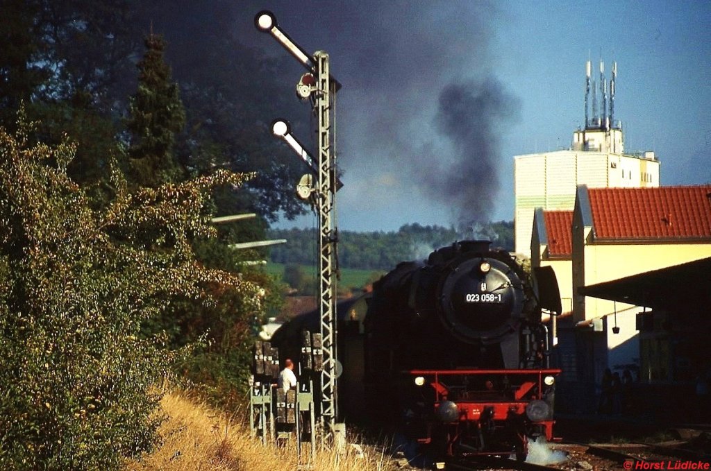 Am 30.09. und 01.10.2006 wurden die Regionalzge zwischen Miltenberg und Seckach im Rahmen einer Plandampfveranstaltung mit Dampflokomotiven bespannt. Hier verlt 23 058-1 den Bahnhof Buchen in Richtung Miltenberg.