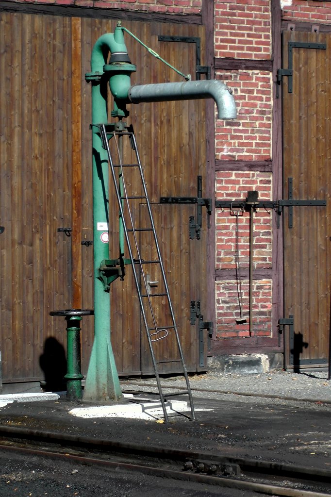 Am 30.09.2012  dst  der Wasserkran gegen 12:46  Uhr in Radeburg vor dem Lokschupen in der Septembersonne. Er wird  tglich genutzt, an diesem Tage aber erst wieder, wenn  die Lok des Nachmittagszuges hier Wasser nehmen wird.  